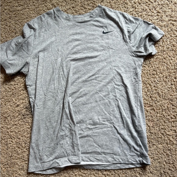Nike Heather Gray Crewneck T-Shirt - Picture 1 of 2